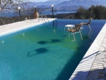 Viral η φωτογραφία με την παγωμένη πισίνα στην Κέρκυρα 