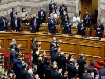 Απορρίφθηκε η πρόταση δυσπιστίας του ΣΥΡΙΖΑ κατά της κυβέρνησης - 156 κατά, 142 υπέρ, 1 παρών