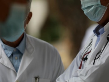 «Κύμα» φυγής νέων γιατρών στο εξωτερικό – Γιατί επιλέγουν να εργαστούν εκτός Ελλάδος