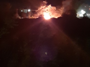 Αίγινα: Πυρκαγιά σε κάδο απορριμάτων στην Κυψέλη.