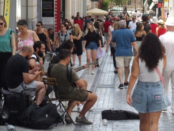 Reuters: Ακριβά ενοίκια και ενεργειακή κρίση εξανεμίζουν τα εισοδήματά των νέων στην Ελλάδα