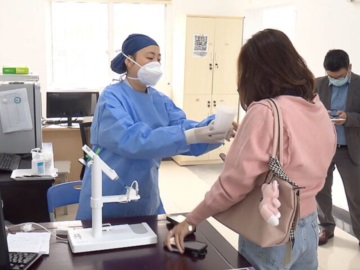 Στη Σαγκάη, ξεκίνησε η χορήγηση αναμνηστικών δόσεων με εισπνεόμενα εμβόλια