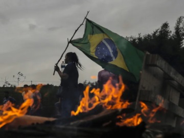 Βραζιλία: «Σιγήν ιχθύος» τηρεί ο Μπολσονάρου, οι υποστηρικτές του στήνουν οδοφράγματα