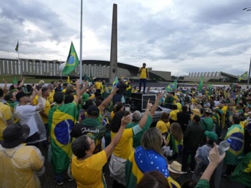 Βραζιλία: Οι υποστηρικτές του Μπολσονάρου συνεχίζουν τις διαδηλώσεις μετά την ήττα του