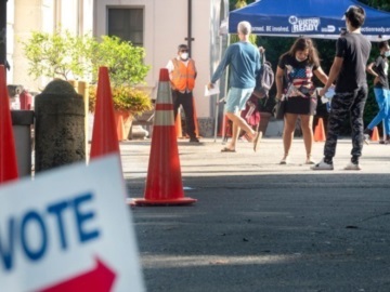 Άνοιξαν οι κάλπες στην ανατολική ακτή για την κρίσιμη αναμέτρηση των ενδιάμεσων εκλογών στις ΗΠΑ