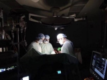 Ουκρανία: Συγκλονιστική φωτογραφία – Εγχείρηση ανοιχτής καρδιάς στο σκοτάδι