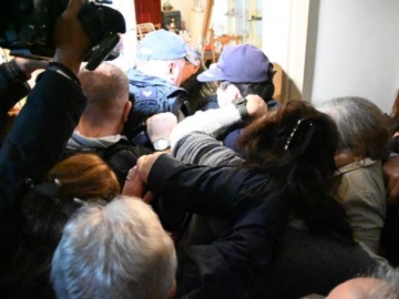 Βίαιη έφοδος αστυνομικών στο σπίτι της δημοσιογράφου Ιωάννας Κολοβού – Βουλευτές και γείτονες σταμάτησαν την έξωση