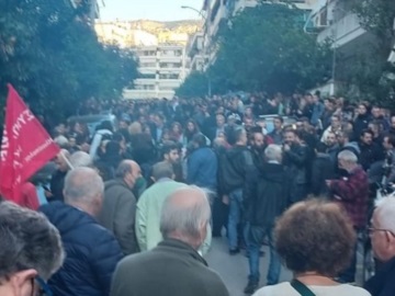 Συμπαράσταση διαμαρτυρίας έξω από το σπίτι της Ιωάννας Κολοβού (εικόνες &amp; βίντεο)