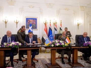 Υπογράφηκε η συμφωνία Ελλάδας-Αιγύπτου για τις περιοχές έρευνας και διάσωσης