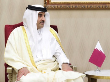 Ο εμίρης του Κατάρ εμφανίστηκε με σημαία της Σαουδικής Αραβίας