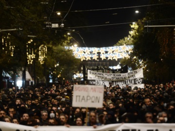 Επέτειος δολοφονίας Αλέξανδρου Γρηγορόπουλου: Πλήθος διαδηλωτών στην πορεία (βίντεο, φωτογραφίες)