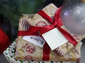 «Όλοι μαζί» οι δήμοι της Αττικής συγκεντρώνουν χριστουγεννιάτικα δώρα για τα παιδιά