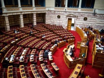 Βουλή: Ψηφίστηκε το νομοσχέδιο για τον έντυπο και ηλεκτρονικό τύπο