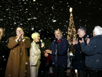  Σ’ ένα λαμπερό κλίμα φωταγωγήθηκε το Χριστουγεννιάτικο Δέντρο της Περιφέρειας Αττικής στο Πεδίο του Άρεως