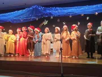 Αίγινα: Φαντασμαγορική Χριστουγεννιάτικη γιορτή στο Δημοτικό Σχολείο Βαθέος