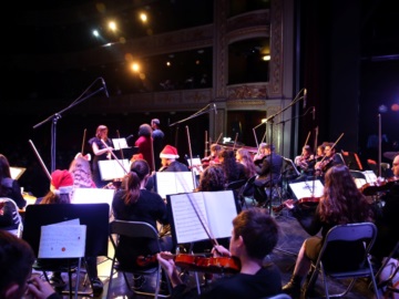 Μαγική  ατμόσφαιρα στη Χριστουγεννιάτικη συναυλία της Φιλαρμονικής  Ορχήστρας  του Δήμου Πειραιά   και του Πρότυπου Μουσικού Κέντρου Πειραιά στο Δημοτικό Θέατρο