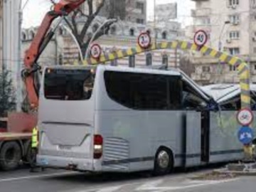 Ρουμανία: Η μεταλλική κατασκευή που πλάκωσε το λεωφορείο δεν θα έπρεπε να είχε πέσει, λένε ειδικοί