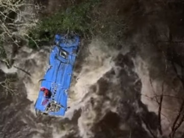 Στους 7 έφτασαν οι νεκροί από την πτώση λεωφορείου σε ποτάμι της Γαλικίας
