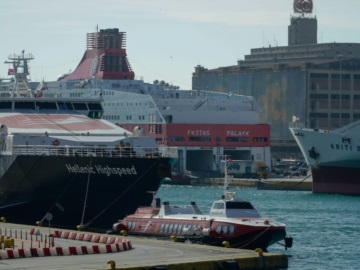 Ανεστάλησαν οι απεργιακές κινητοποιήσεις στα λιμάνια - Συμφωνία για τη νέα ΣΣΕ