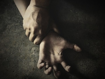 Ηράκλειο: Σοκάρει η καταγγελία 20χρονης – «Ο πατέρας μου με βίαζε και με εξέδιδε»