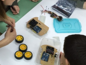 Υπουργείο Παιδείας: 30 εκατ. ευρώ για εξοπλισμό ρομποτικής στα σχολεία
