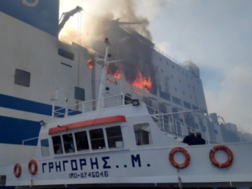 Euroferry Olympia: Η ιταλική ακτοφυλακή αποστέλλει πλοίο για να βοηθήσει στην κατάσβεση της πυρκαγιάς
