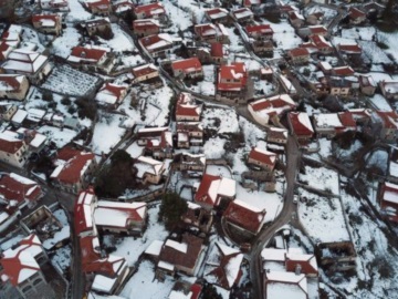 Κακοκαιρία: Πυκνή χιονόπτωση στη Θήβα – Νέα μέτρα από την αστυνομία