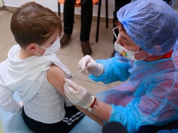 CDC: Ο εμβολιασμός παιδιών με το σκεύασμα των Pfizer-BioNTech μειώνει σημαντικά τον κίνδυνο μόλυνσης από την Όμικρον
