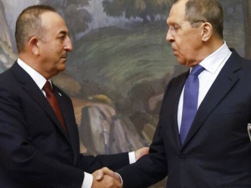 Συνάντηση Τσαβούσογλου-Λαβρόφ στη Μόσχα - H Τουρκία θέλει να φιλοξενήσει συνάντηση Πούτιν-Ζελένσκι