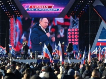 Το Κρεμλίνο απέδωσε τη διακοπή της ομιλίας του Πούτιν σε κατάμεστο στάδιο σε τεχνικό πρόβλημα