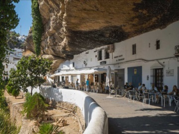 Σετενίλ ντε λας Μποντέγκας: Η λευκή πόλη της Ισπανίας χτισμένη μέσα σε ένα βράχο