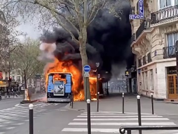 Ισχυρή έκρηξη σε λεωφορείο στο Παρίσι, στο κέντρο της πόλης