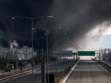 Μεγάλη φωτιά σε εργοστάσιο με χημικές τουαλέτες στο Μενίδι