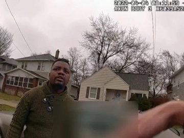 ΗΠΑ: Αστυνομικός πυροβολεί στο κεφάλι Αφροαμερικανό καθώς του περνά χειροπέδες