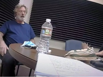 Βίντεο από την ανάκριση του Άλεκ Μπάλντουιν μετά τον μοιραίο πυροβολισμό στη Χαλίνα Χάτσινς
