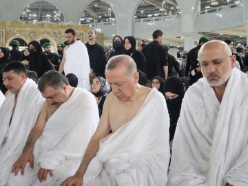 Ο Ερντογάν προσεύχεται στη Μέκκα - «Eπίθεση φιλίας» του Τούρκου ηγέτη  στη Σαουδική Αραβία