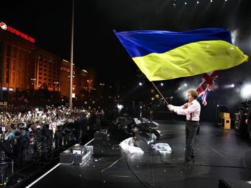 Ο Πολ ΜακΚάρτνεϊ εμφανίστηκε με τη σημαία της Ουκρανίας στην πρώτη συναυλία του για το 2022