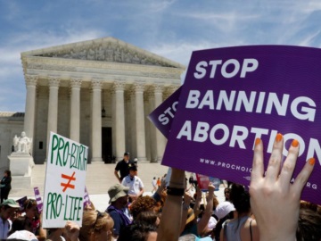 Politico: Ανατράπηκε στο Ανώτατο Δικαστήριο των ΗΠΑ η ιστορική απόφαση για τις αμβλώσεις