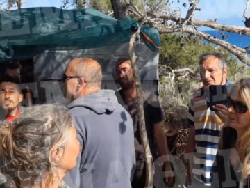 Η δήμαρχος της Γαύδου προσπαθεί να ξηλώσει με τα χέρια της τις καλύβες των «Survivors» - Δείτε βίντεο