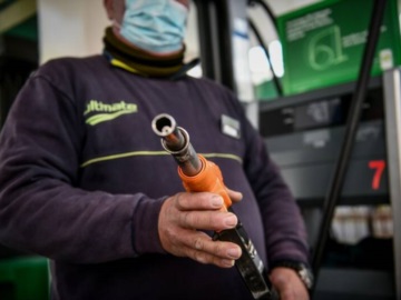 Σοκ – Στα 2,4 ευρώ η τιμή της βενζίνης – Ανακοινώσεις για διψήφιο πληθωρισμό – Διαρκείς ανατιμήσεις