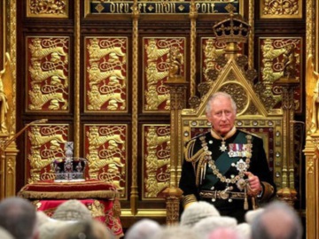 Ιστορική στιγμή στη Βρετανία: Ο Κάρολος εκφώνησε ομιλία αντί της Ελισάβετ στο κοινοβούλιο