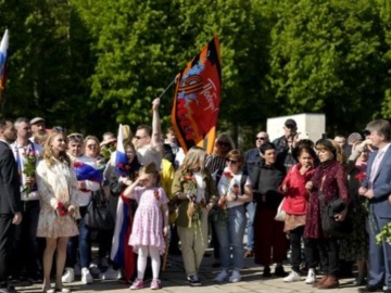Βερολίνο: Η δήμαρχος αποφάσισε να απαγορεύσει τις ρωσικές σημαίες την 9η Μαΐου  και η πόλη γέμισε με αυτές  