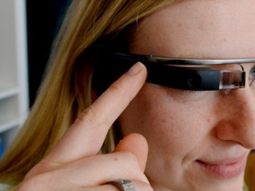 Η Google ετοιμάζει «έξυπνα» γυαλιά επαυξημένης πραγματικότητας που θα μεταφράζουν με υπότιτλους σε πραγματικό χρόνο