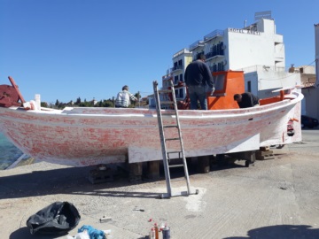 Αίγινα: Εργασίες συντήρησης στο παραδοσιακό σκάφος από το Δημοτικό Λιμενικό Ταμείο.