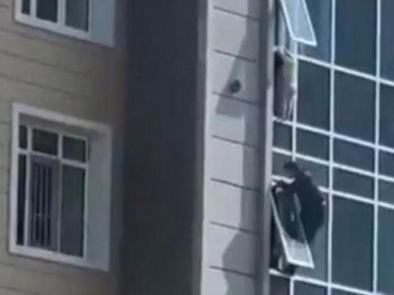 Καζακστάν: Άνδρας έσωσε τρίχρονη που κρεμόταν από τον 8ο όροφο πολυκατοικίας