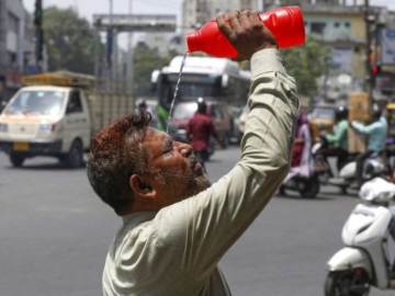 Ινδία: Ακραίος καύσωνας πλήττει τη χώρα – Στους 49,2 βαθμούς Κελσίου ο υδράργυρος