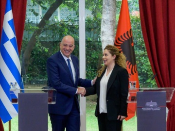 Μίνι «θερμό επεισόδιο» Δένδια με Αλβανίδα ΥΠΕΞ: Έθεσε θέμα άρσης εμπόλεμου για Τσάμηδες – Ξεκάθαρη η απάντηση του Έλληνα υπουργού