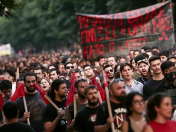 &quot;Καζάνι που βράζει&quot; η Θεσσαλονίκη: Συγκεντρώσεις μετά τα επεισόδια στο ΑΠΘ- Στον εισαγγελέα οι συλληφθέντες
