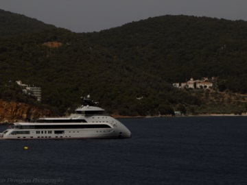 Πόρος: Στον κόλπο του Ασκελίου έριξε άγκυρα το superyacht «Olivia Ο» αξίας 200 εκατ. δολαρίων 