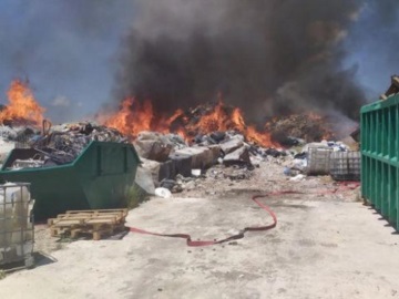 Λάρισα: Μεγάλη φωτιά σε χώρο ανακύκλωσης